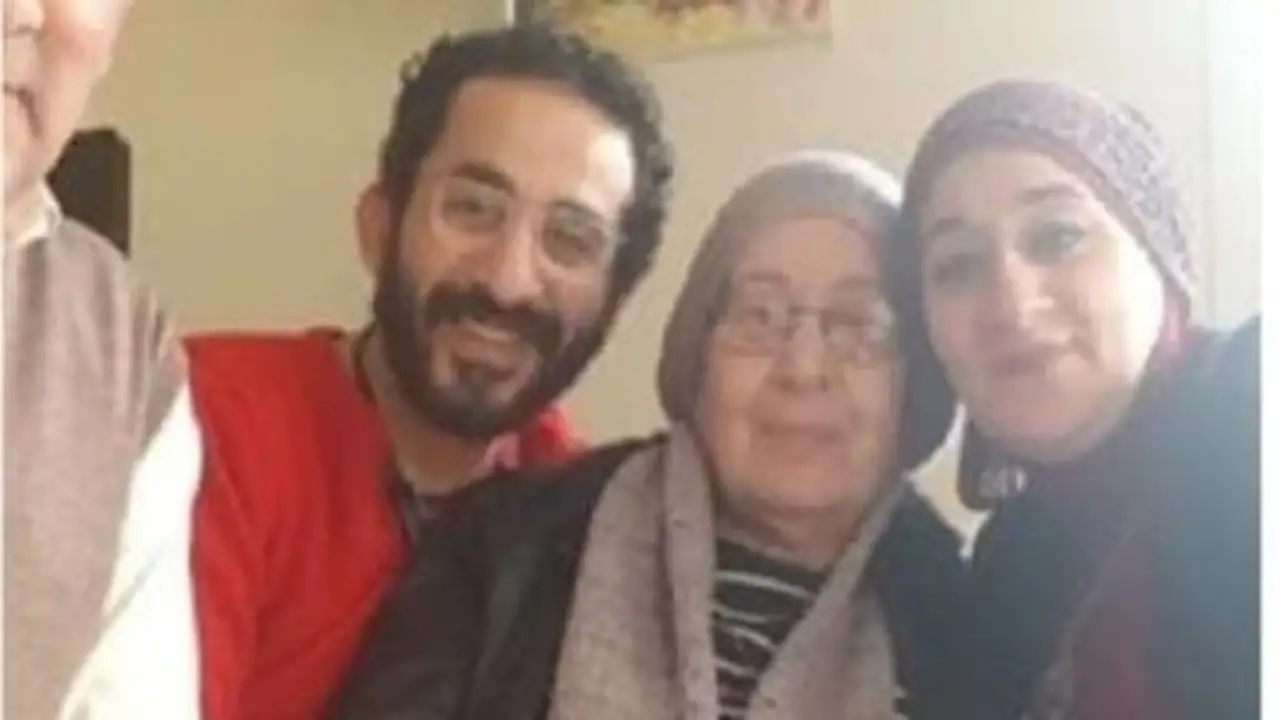 رحيل مؤلم.. شقيقة أحمد حلمي تعلن وفاة والدتها